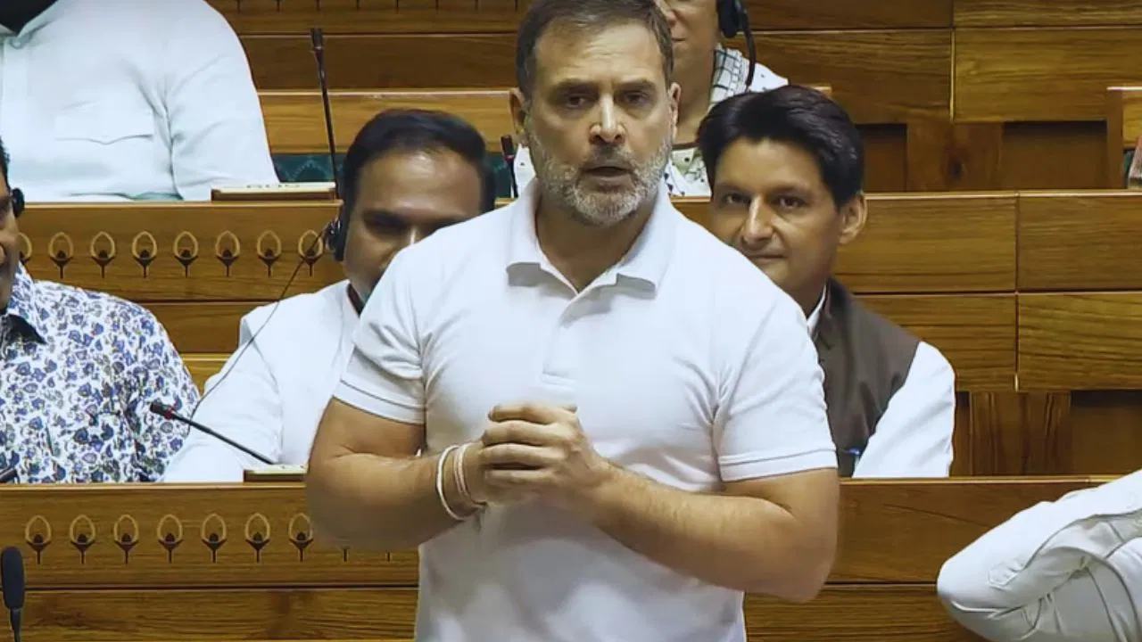 राहुल गांधी कर बैठे ऐसी गलती, वित्त मंत्री समेत सभी सांसद हंस-हंसकर हुए लोट-पोट  2 Rahul Gandhi