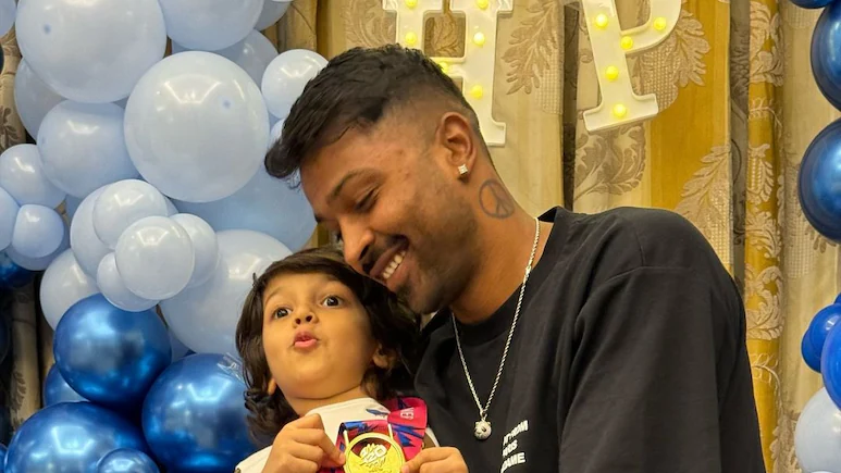 टी20 सीरीज के बीच हार्दिक पांड्या का रो-रोकर हुआ बुरा हाल, सोशल मीडिया पर फैंस के साथ बांटा दर्द 2 टी20 सीरीज के बीच हार्दिक पांड्या का रो-रोकर हुआ बुरा हाल, सोशल मीडिया पर फैंस के साथ बांटा दर्द