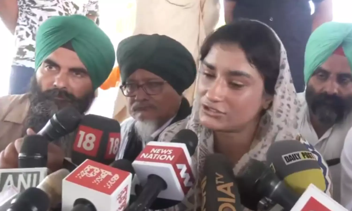 मेडल जीतने से चूकी विनेश फोगाट, अब राजनीति के अखाड़े में रेसलिंग करने उतरेगी खिलाड़ी, कांग्रेस से लड़ेगी चुनाव 3 Vinesh Phogat