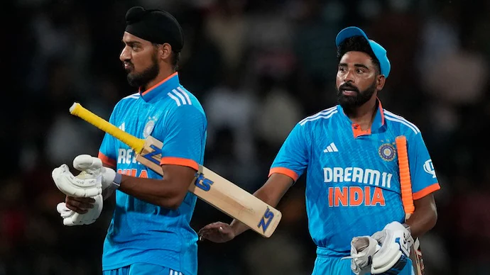 श्रीलंका के खिलाफ घटिया खेल दिखाने वाले अर्शदीप सिंह को देख आग-बबूला हुए रोहित शर्मा, वायरल तस्वीर देख फैंस हुए हैरान 2 Arshdeep Singh