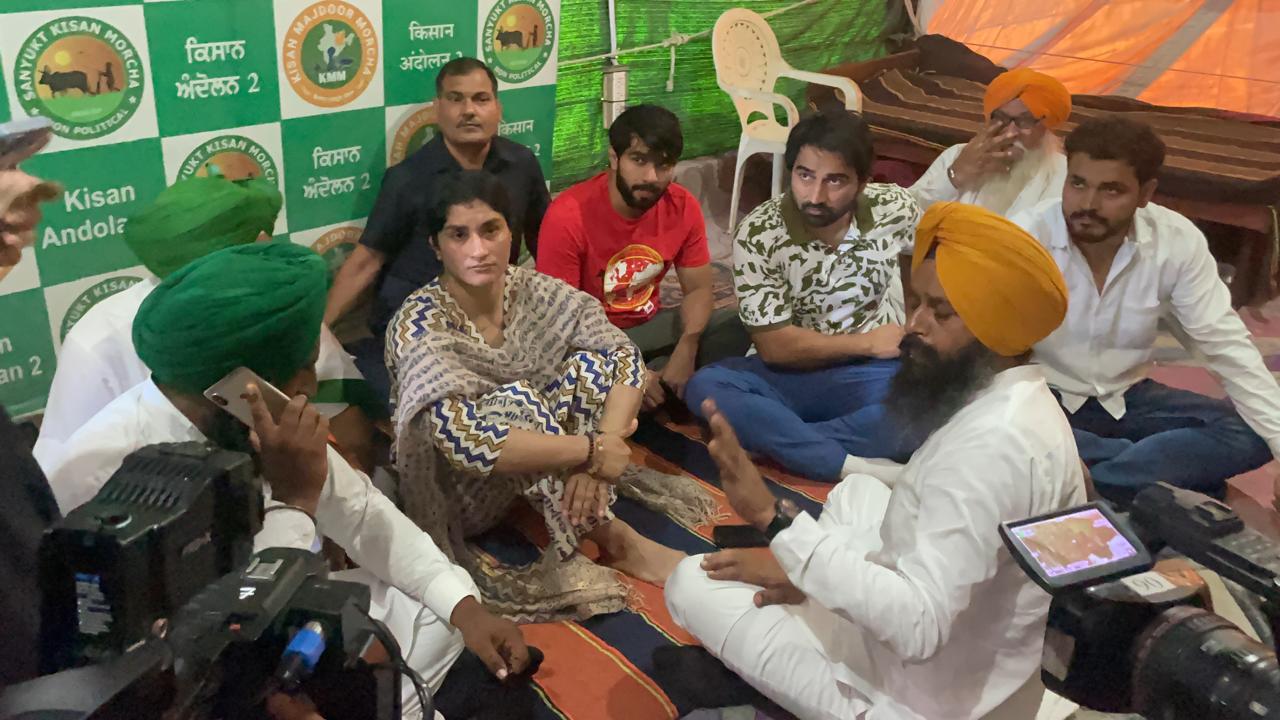 मेडल जीतने से चूकी विनेश फोगाट, अब राजनीति के अखाड़े में रेसलिंग करने उतरेगी खिलाड़ी, कांग्रेस से लड़ेगी चुनाव 5 Vinesh Phogat
