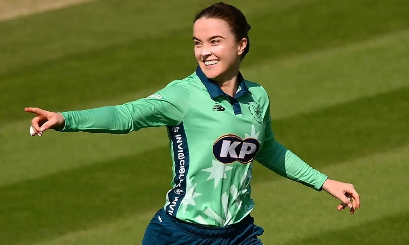 महिला क्रिकेटर का यह शानदार कैच देख जोंटी रोड्स को भी आ जाएगी शर्म, सोशल मीडिया पर तेजी से वायरल हो रहा है Video 2 Mady Villiers