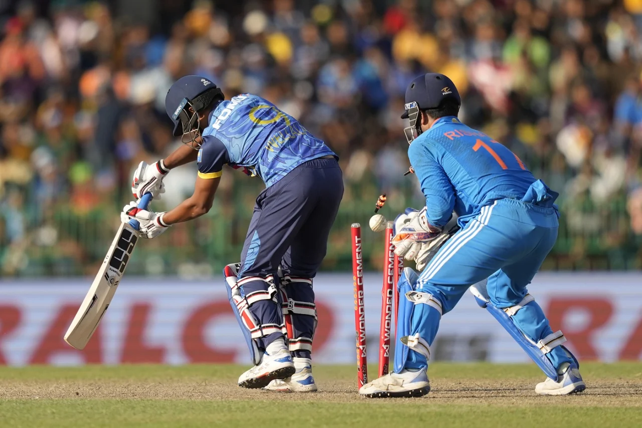 Sl Vs Ind: लाइव मैच में श्रीलंकाई बल्लेबाज से भिड़े मोहम्मद सिराज, आंख दिखाने वाले कुसल मेंडिस को दिया मुंहतोड़ जवाब 3 Sl Vs Ind