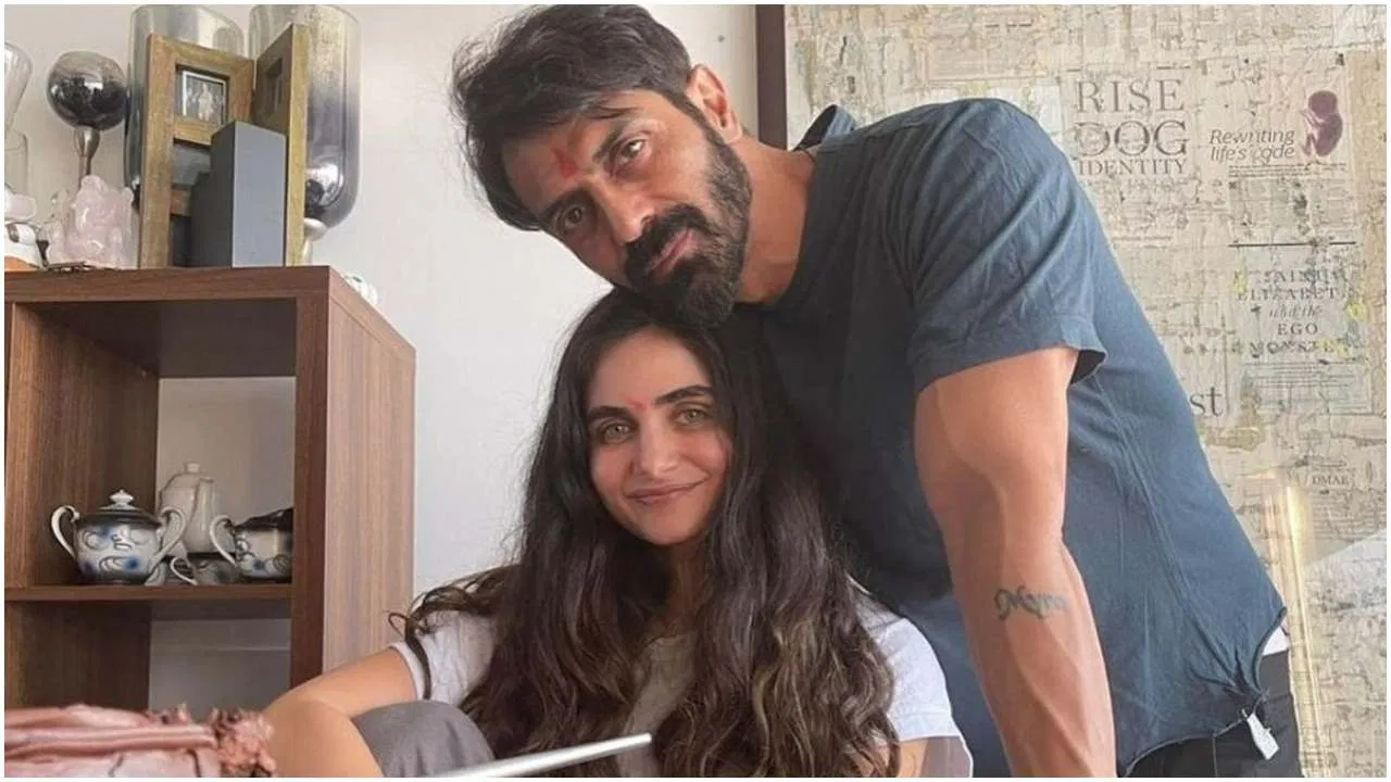 4 बच्चों के पिता बनने के बाद भी गर्लफ्रेंड से शादी नहीं करना चाहते हैं अर्जुन रामपाल, इस वजह से लिया ये फैसला 2 Arjun Rampal_Gabriella