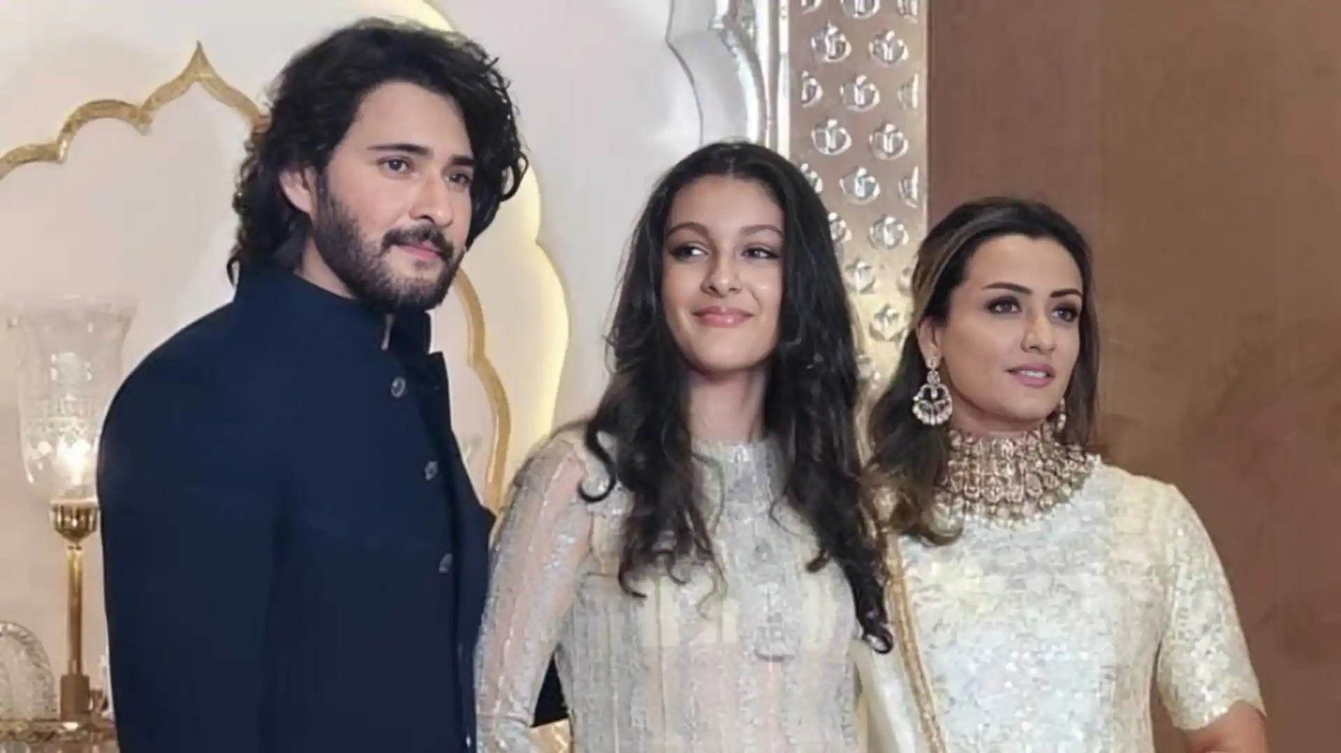 महेश बाबू की 12 साल की बेटी मारती है बंक, खुद पिता ही नहीं जानें देते स्कूल, वजह जान रोंगटे हो जाएंगे खड़े 4 Mahesh Babu-Sitara Ghattamaneni-Namrata Shirodkar