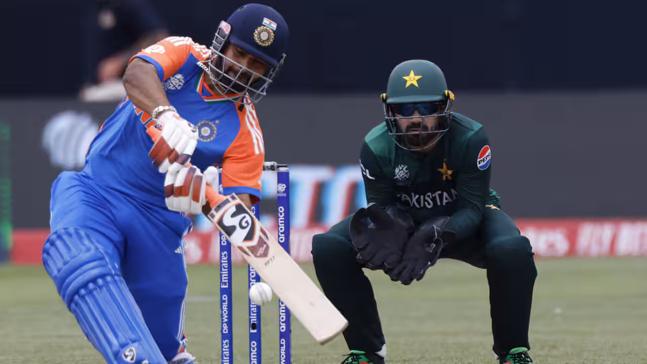 ये 3 खिलाड़ी कर सकते हैं ऋषभ पंत के करियर का अंत, इतना आसान नहीं विकेटकीपर के लिए टीम में जगह बना पाना 2 Rishabh Pant