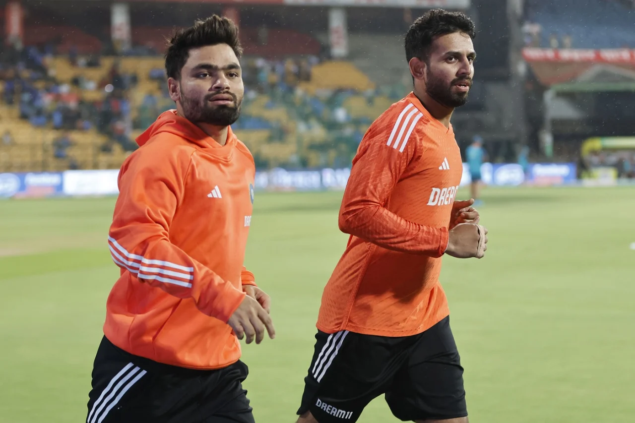 श्रीलंका सीरीज खत्म होते ही टीम इंडिया के इस खिलाड़ी ने की सगाई, सोशल मीडिया पर वायरल हुई तस्वीरें 3 Team India