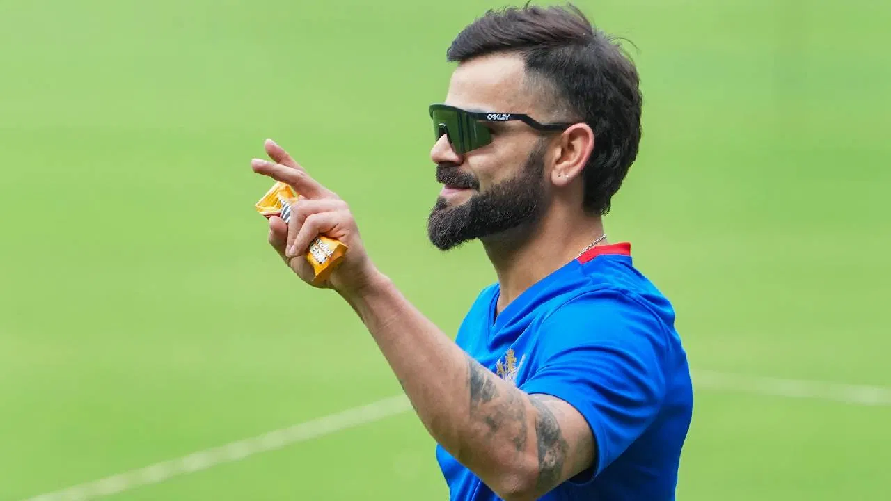 विराट-मैक्सवेल को आरसीबी ने किया रिलीज, इन 10 खिलाड़ियों की भी टीम से हुई छुट्टी 2 Virat Kohli