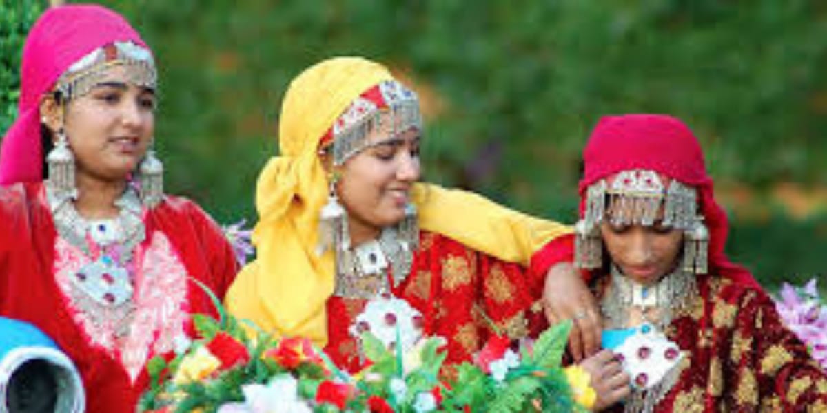 आखिर क्यों कश्मीर की लड़कियां होती है बेहद खूबसूरत? सुंदरता का राज जानकर हर कोई रह जाएगा हैरान  4 आखिर क्यों कश्मीर की लड़कियां होती है बेहद खूबसूरत? सुंदरता का राज जानकर हर कोई रह जाएगा हैरान