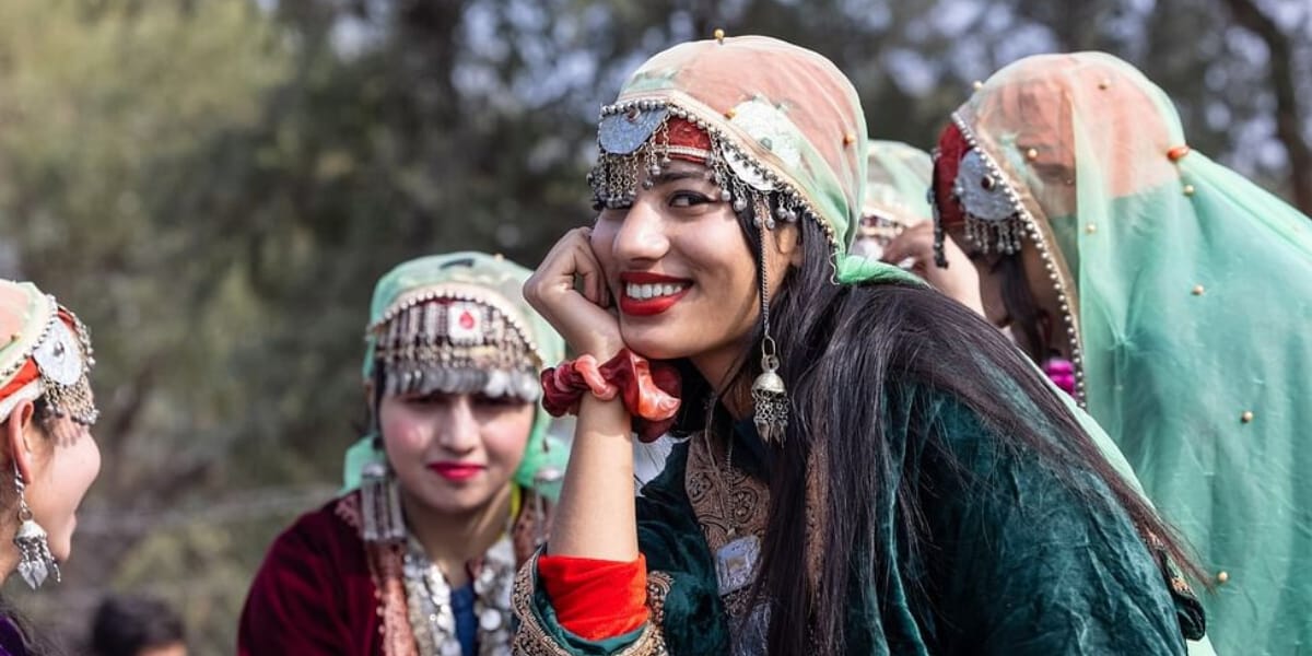 आखिर क्यों कश्मीर की लड़कियां होती है बेहद खूबसूरत? सुंदरता का राज जानकर हर कोई रह जाएगा हैरान  3 आखिर क्यों कश्मीर की लड़कियां होती है बेहद खूबसूरत? सुंदरता का राज जानकर हर कोई रह जाएगा हैरान