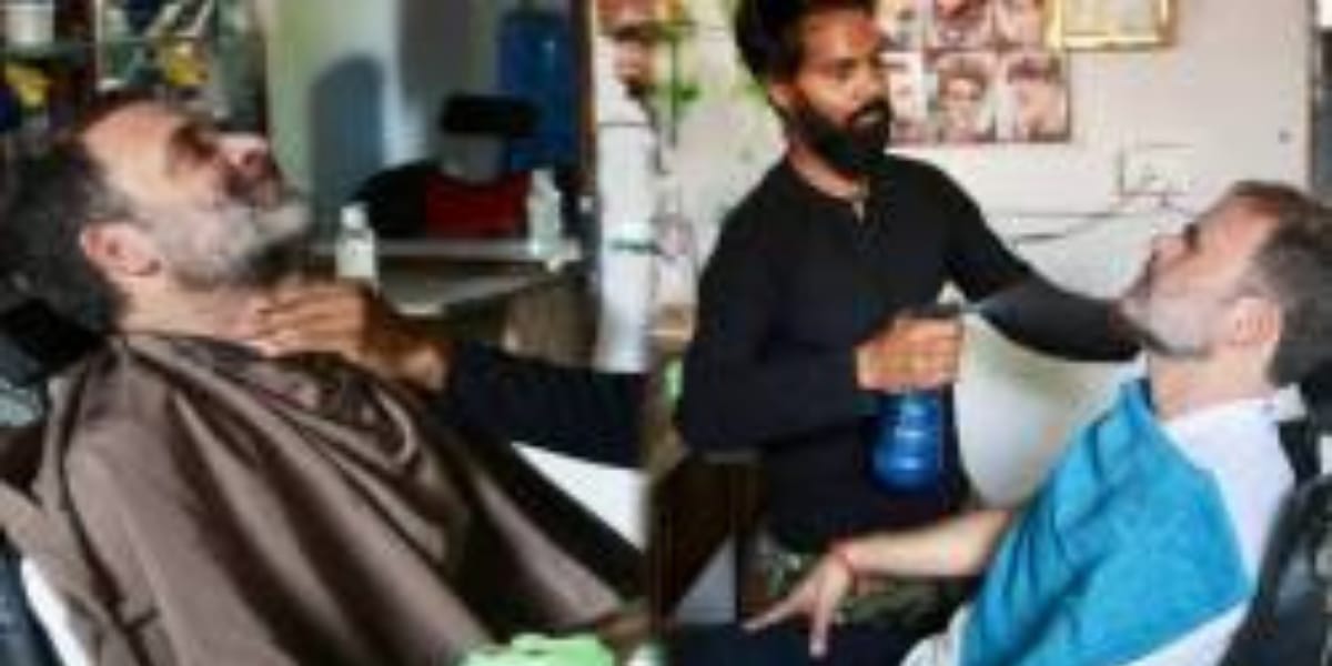 मोची के बाद नाई पर मेहरबान हुई राहुल गांधी, दाढ़ी-बाल काटने का दिया बेशकीमती तोहफा, कीमत जान रह जाएंगे दंग 3 मोची के बाद नाई पर मेहरबान हुई राहुल गांधी, दाढ़ी-बाल काटने का दिया बेशकीमती तोहफा, कीमत जान रह जाएंगे दंग