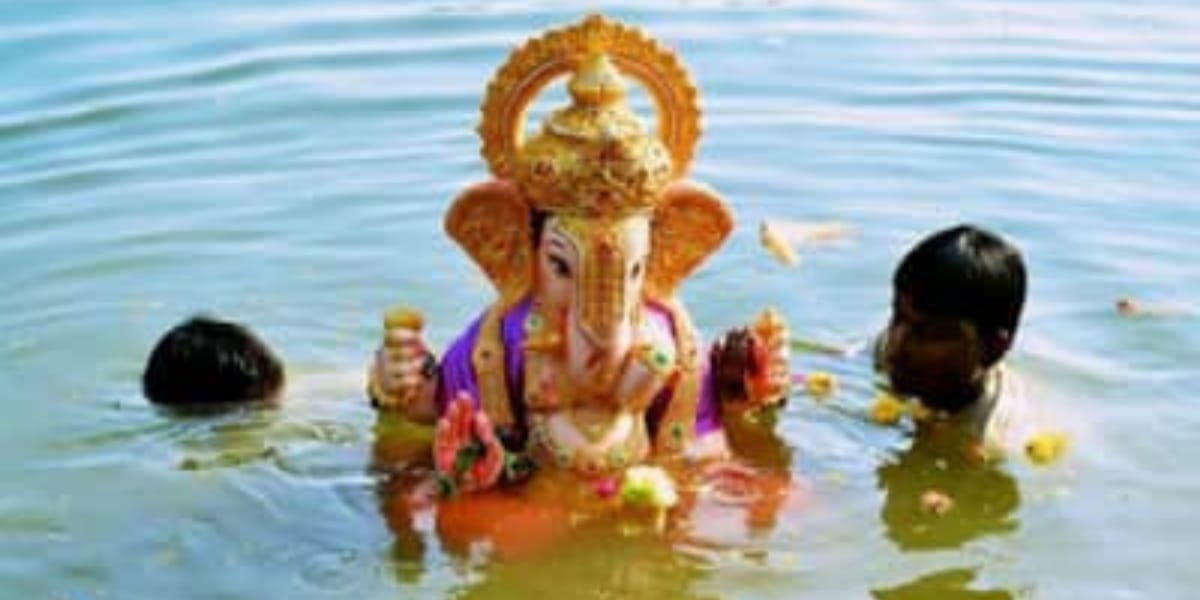 क्यों जल में बहा दी जाती है गणेश प्रतिमा? हजारों सालों से चली आ रही ये पंरपरा, महाभारत से है गहरा संबंध 