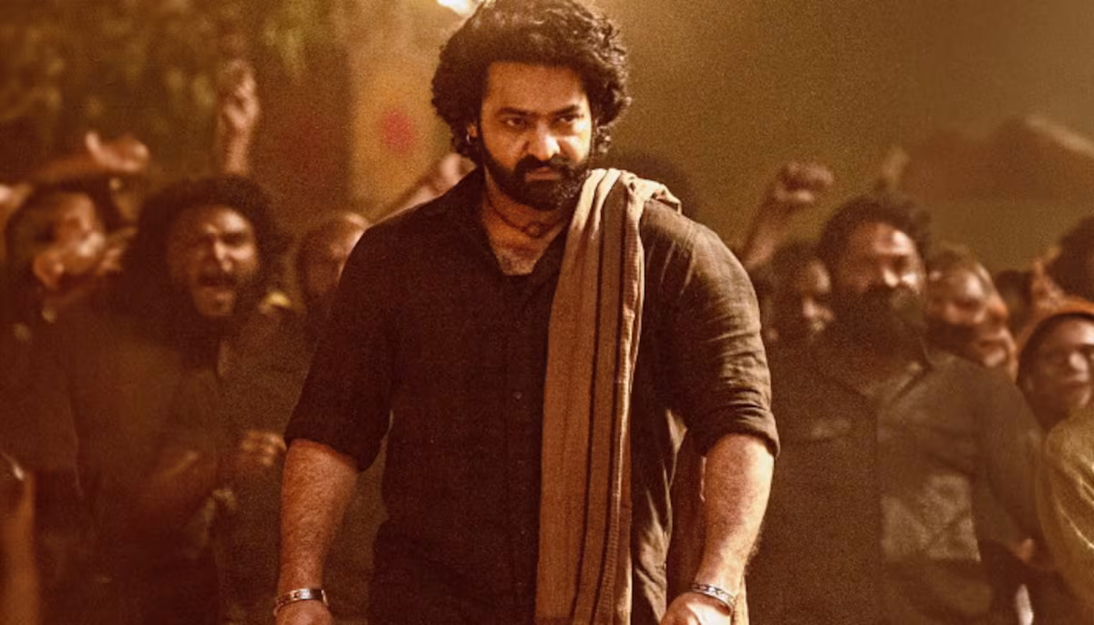 बॉलीवुड स्टार्स की नहीं है कोई औकात, Ntr को 'देवरा' के लिए लिए मिले 60 करोड़, सैफ और जाह्नवी को मिली कौड़ियां में रकम 2 Devara Film