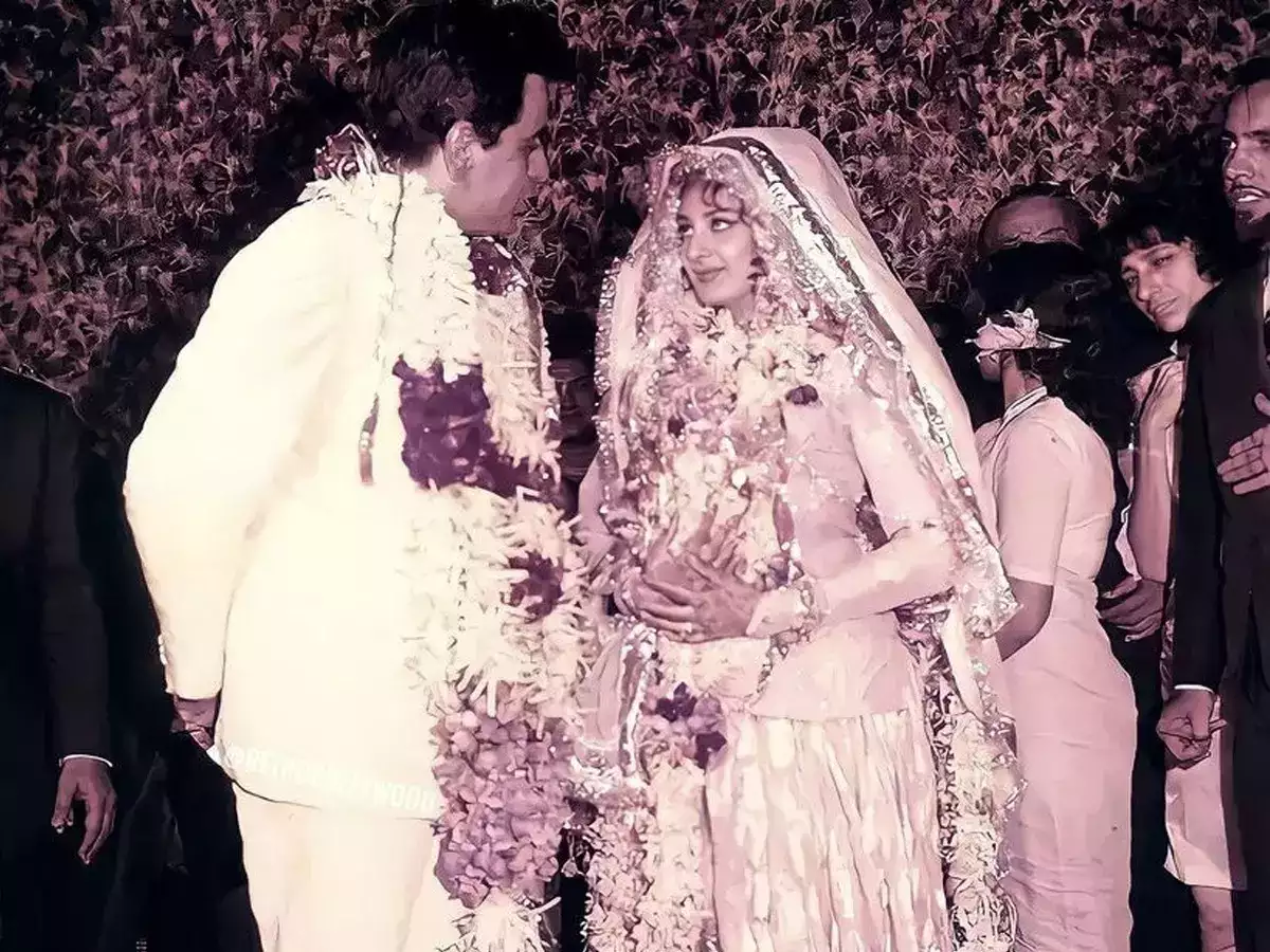 शादी में कम पड़ा खाना, तो मेहमानों ने उड़ाए चम्मच-कांटे, दिलीप कुमार और सायरा बानो की शादी का मजेदार किस्सा 2 Saira Bano-Dilip Kumar