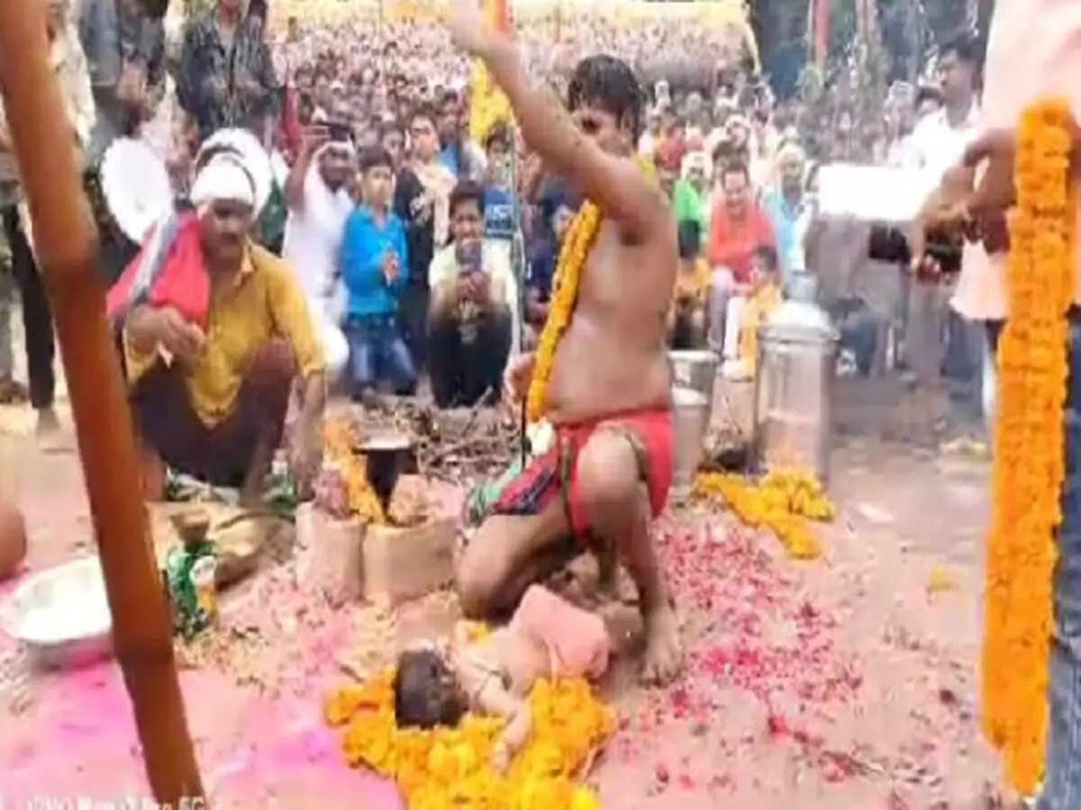 Video: 4 साल के मासूम पर उसी के पिता ने पंरपरा के नाम पर उड़ेला खौलता हुआ गर्म पानी, बचने के लिए रोता-बिलखता रहा मासूम 4 Up News