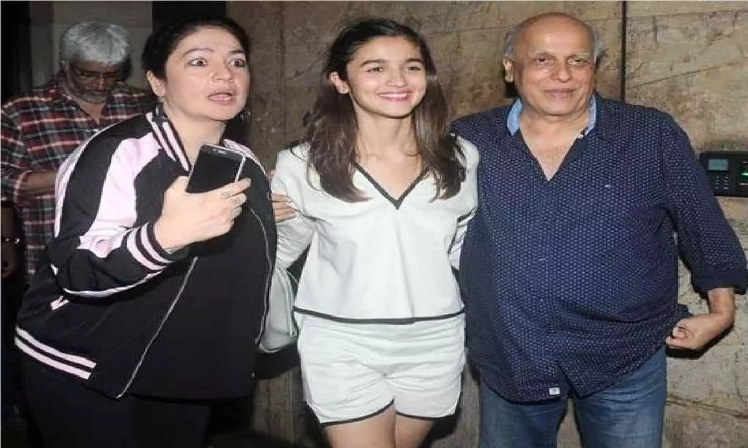 अपने ही पिता के साथ संबंध बनाती हैं ये बॉलीवुड अभिनेत्री, रह चुकी हैं 90 के दशक की मशहूर अदाकारा 5 Pooja Bhatt