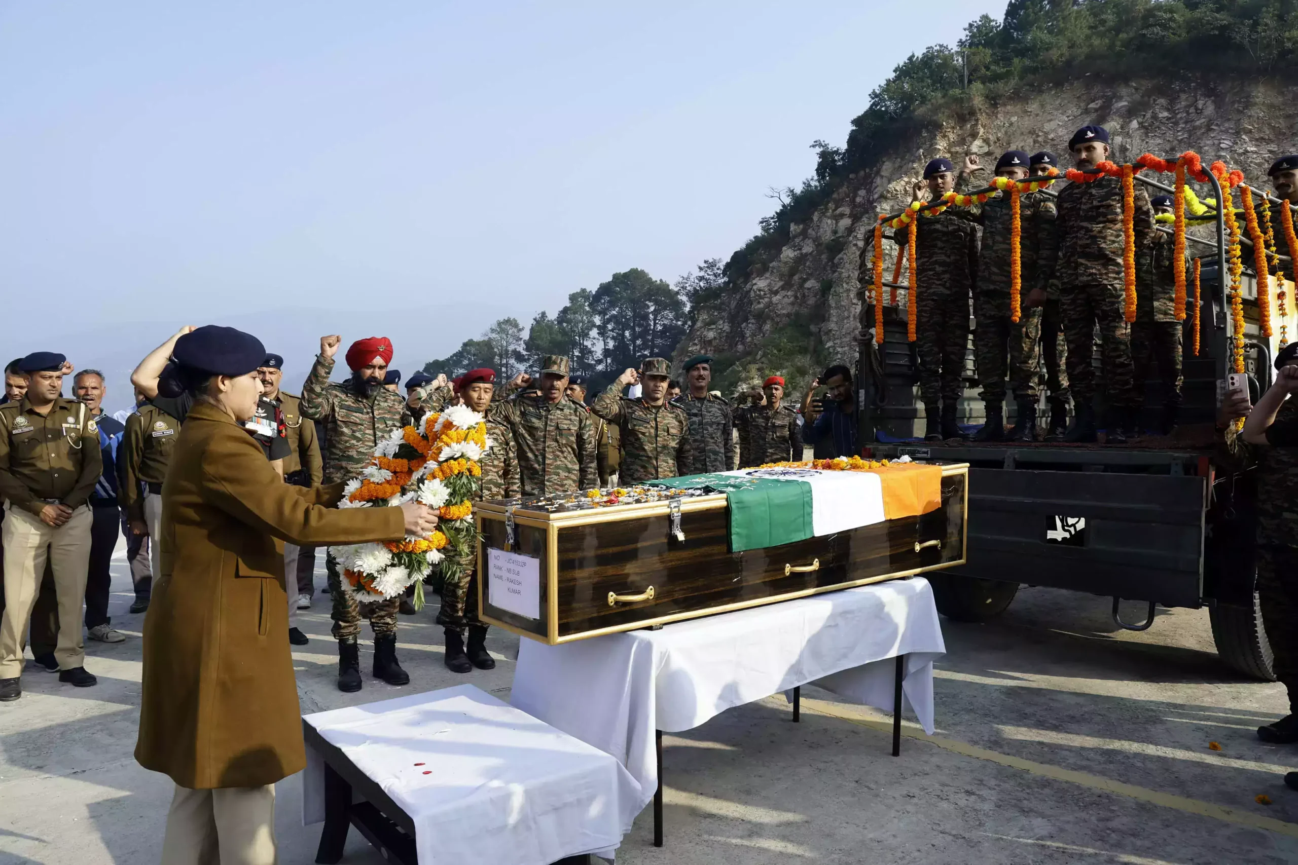 Video: नम आंखों से माथा चूमा, फिर खुद भानुप्रिया ने पति को दिया कंधा, शहीद की विदाई देख पूरा गांव गम में डूबा 5 Martyr Rakesh Kumar