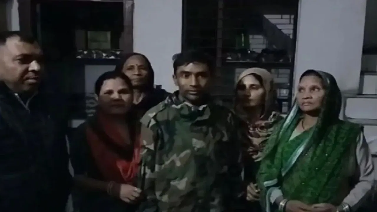 7 साल की उम्र में अगवा हुआ बच्चा, 30 साल बाद घर लौटा, देखकर मां-बहन की खुशी का नहीं रहा ठिकाना  5 Ghaziabad