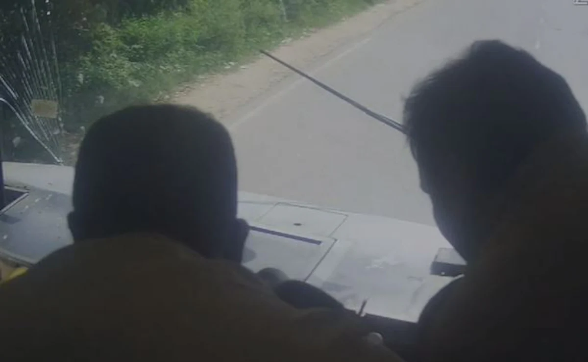 चलती बस में हार्ट अटैक से हुई ड्राइवर की मौत, कंडक्टर की सूझ बुझ ने बचाई सैकड़ों जानें, वायरल हुआ Video 3 Bus Driver