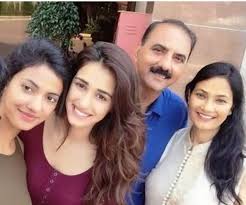 दिशा पटानी पर टूटा दुखों का पहाड़, पापा के साथ हुआ बड़ा हादसा, घर में परिवार का रो-रोकर हुआ बुरा हाल 4 Disha Patani Family