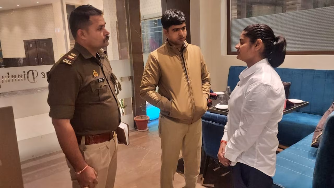 'ये मेरा प्यार हैं..' प्रेमिका की शादी में पहुंची सहेली, जमकर काटा बवाल, बोलीं - '4 साल का शारीरिक रिलेशन..' 3 Aligarh News