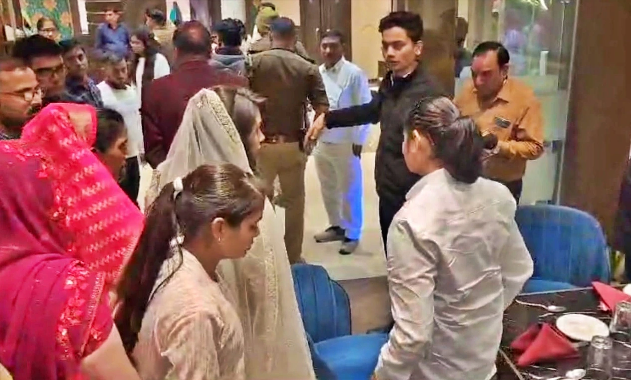 'ये मेरा प्यार हैं..' प्रेमिका की शादी में पहुंची सहेली, जमकर काटा बवाल, बोलीं - '4 साल का शारीरिक रिलेशन..' 2 Aligarh News