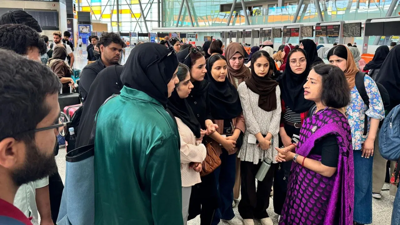 ईरान से लौटे कश्मीरी छात्रों का सरकार पर फूटा गुस्सा, कहा 'हम बस से घर नहीं जाएंगे' 2 Kashmiri Students