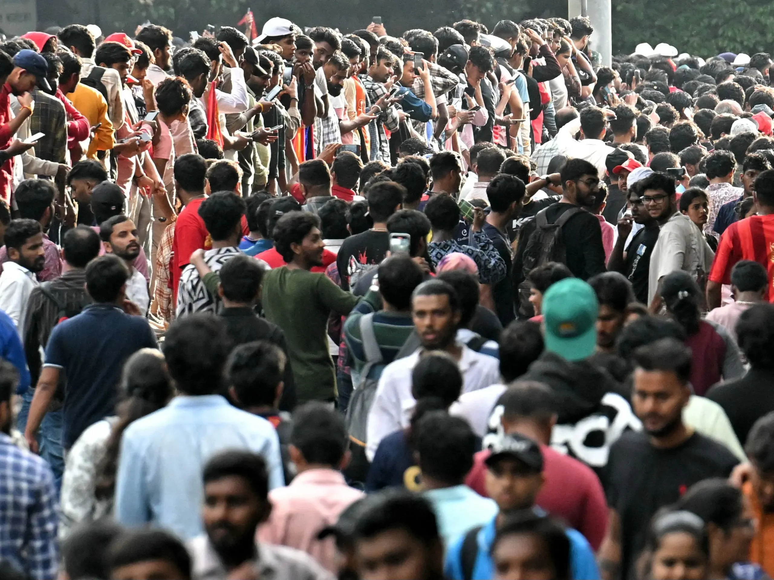 'उसकी बॉडी मत काटो…..' बेंगलुरु भगदड़ के बीच अपने इकलौते बेटे के लिए गुहार लगता रहा मजबूर बाप, पुलिस - प्रशासन सभी ने किया अनसुना 2 Bengaluru Stampede