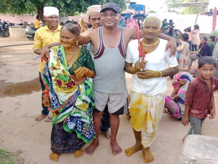 प्यार की मिसाल बने बुजुर्ग दंपत्ति, 70 साल साथ रहकर 95 वर्ष की आयु में बने हमसफर, शादी में शामिल हुए पोते-नाती 2 Viral Wedding