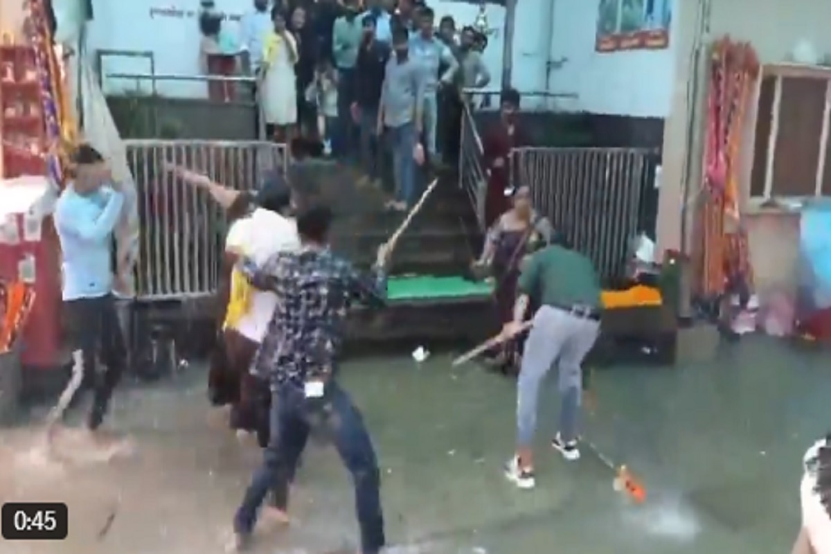 ये दर्शन हैं या दरिंदगी? खाटूश्याम मंदिर में श्रद्धालुओं को दुकानदार गुंडों ने पीटा, वीडियो देख कांप जाएंगे 2 Khatushyam Temple